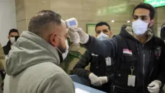 فحص الواصلين إلى مطار القاهرة