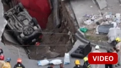 மெக்சிகோ: சாலையில் திடீர் பள்ளம் - விழுந்த வாகனங்கள்