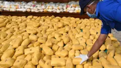 ၂၀၂၀ ပြည့်နှစ်တုန်းက သီရိလင်္ကာရေတပ်က အလံမဲ့သင်္ဘောတစ်စင်းပေါ်ကနေ ဖမ်းဆီးမိတဲ့မူးယစ်ဆေးဝါးတွေ(ပုံဟောင်း) 