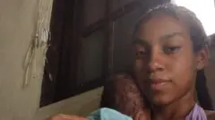 Nicole Mandinga e um de seus bebês gêmeos