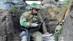 Fedir Shandor donne ses cours depuis les tranchées de l'Est de l'Ukraine.