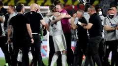 Türkiye'de Süper Lig, bu akşam oynanan maçların ardından sona erdi. Süper Lig'in 42. haftasında Beşiktaş, deplasmanda Göztepe'yi 2-1 yenerek şampiyon oldu. Beşiktaş'ın gollerini Domagoj Vida ve Raşit Gezzal atarken, Göztepe'nin tek golü Alpaslan Öztürk'ten geldi.