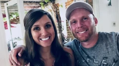 Photo du couple Richins qui affiche un sourire devant l'objectif