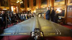 پهپاد سرنگون شده با حضور وزیر خارجه لهستان، در پارلمان بریتانیا به نمایش گذاشته شد