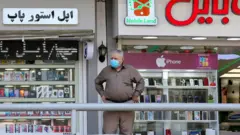 کشمکش بر سر ممنوعیت واردات موبایل‌های بالای ۳۰۰ یورو
