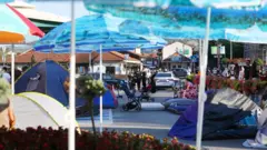 Suncobrani, dušeci i kolica za decu na ulici