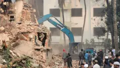 ধানমন্ডির বাড়িটি ভাঙতে ভেকু-বুলডোজার ব্যবহার করা হয়