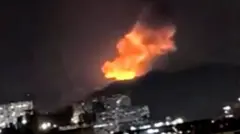 Uma explosão é vista em uma montanha de Caracas