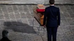 المعلم الذي قطع رأسه أصبح "رمزا للحرية والعقل"