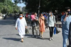 পরিবহন ধর্মঘটে যানবাহন না পেয়ে সাধারণ যাত্রীদের ভোগান্তির চিত্র।