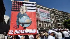 Cartazes mostrando Donald Trump como ditador e apoiando Claudia Sheinbaum são exibidos por manifestantes nas ruas