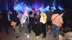Annisa dan teman-temannya di festival musik
