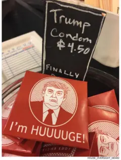 Sobres rojos con el rostro de Trump y un cartel que dice "Condón Trump US$4,50"