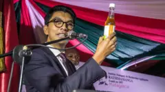 Le président de Madagascar Andry Rajoelina assiste à une cérémonie de lancement de "Covid Organics" ou CVO, à Antananarivo, le 20 avril 2020.