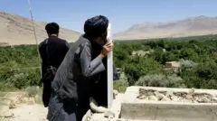 پدری بر مزار فرزندش که سرطان داشت و فوت کرد.