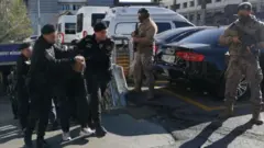 قوات الشرطة التركية تعتقل شخصا.