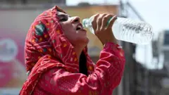 இந்தியாவின் சில பகுதிகளில் வெப்பநிலை 45°C-ஐத் தாண்டும் என எதிர்பார்க்கப்படும் நிலையில், மக்கள் கோடைக்காலத்தை எதிர்கொள்ளத் தயாராகி வருகின்றனர். 