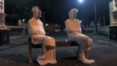 watu wawili waliojitolea kuvalia mavazi ya kushtua