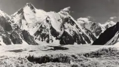 இமயமலை: 100 ஆண்டுகளுக்கு முன் அபாயங்களை கடந்து புகைப்பட கலைஞர் எடுத்த அரிய படங்கள்