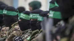 Milicianos encapuchados de Hamás en febrero, durante una entrega de rehenes israelíes. 
