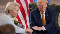 Ursula von der Leyen ve Donald Trump İskoçya'da el sıkışırken