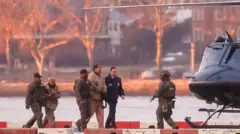 مادورو و همسرش در حال انتقال به هیلکوپتر در حالیکه در میان چند مامور احاطه شدند