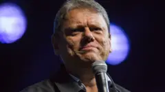 Tarcisio discursando ao microfone