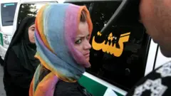 Mujer y policía moral de Irán