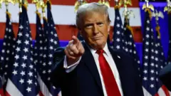 Magoya bayan Donald Trump kenan lokacin da suka fantsama cikin ginin Capitol ranar 6 ga watan Janairun 2020