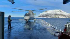 Британський військовий гелікоптер в Арктиці 