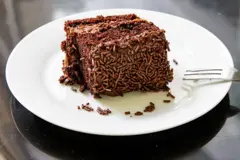Bolo de chocolate com brigadeiro