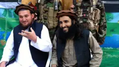 Daga hagu Ehsanullah Ehsan tare da wani sabon dan TTP Adnan Rasheed suna yi wa 'yan jarida bayani a Shabtoi,
