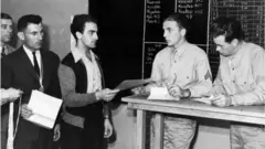 ၁၉၄၁ ခုနှစ်က အမေရိကန်မှာ မဖြစ်မနေ စစ်မှုထမ်းရမယ့် အမျိုးသားတွေကို စစ်ဆေးနေစဉ်