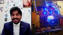 يتحدث أنيس القديحي مع مرتضى الناصر وهو شاب سعودي يقوم بتطوير حلولاً ذكية في ورشة صممها داخل منزله.
