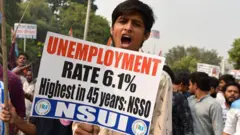 இந்தியாவில் கல்வி பயின்றோர் எண்ணிக்கை அதிகம் இருந்தும் வேலையின்மை பிரச்னை இருப்பது ஏன்?