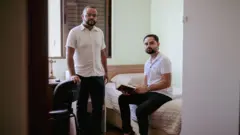 Junior Henrique da Silva e Kaik Ribas nas dependências do seminário da Arquidiocese de Belo Horizonte