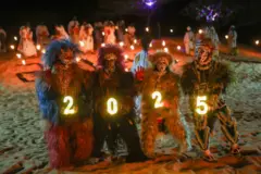 Des danseurs traditionnels munis de torches dansent autour de papiers enflammés et jouent d'instruments traditionnels alors qu'ils célèbrent le Nouvel An à Lompoul, à 180 kilomètres de Dakar, au Sénégal, le 31 décembre 2024.