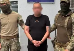 Чоловік в кайданках