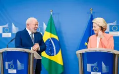 Lula e Ursula Von der Leyen se olham 