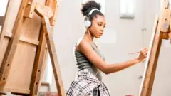 Дівчина малює