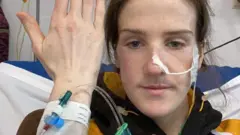 Luned Davies recibiendo tratamiento en un hospital 