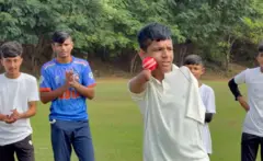 બનાસકાંઠા, ક્રિકેટ, વિકલાંગ, પ્રેરણાદાયક કહાણી, બીબીસી ગુજરાતી બે હાથ ન હોવા છતાં પણ મેદાન પર ક્રિકેટ રમતા આ ખેલાડીનું નામ વિપુલ ચૌધરી છે.