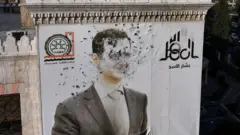 Зображення президента Сирії Башара Асада, зрешечене кулями, на фасаді будівлі провінційного уряду в Хамі, Сирія, п'ятниця, 6 грудня 2024 р. 