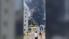 crni dim kulja nad mestom nesrece pada aviona u indiji