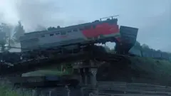 نشر القائم بأعمال الحاكم المحلي ألكسندر خينشتاين صورة على تلغرام تظهر الجسر التالف وقاطرة الشحن في كورسك
