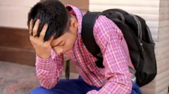 একজন শিক্ষার্থী মাথায় হাত দিয়ে বসে আছেন (প্রতীকী ছবি)