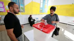 تونسيون يصوتون في انتخابات الرئاسة
