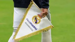 شعار ريال مدريد خلال مباراة دور الـ16 من بطولة كأس العالم للأندية 2025 بين ريال مدريد ويوفنتوس تورينو على ملعب هارد روك في 1 يوليو 2025 في ميامي غاردنز، فلوريدا. 