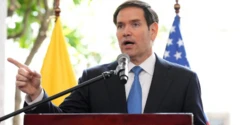 Marco Rubio habla con el dedo índice en alto en una comparecencia en Quito, Ecuador. 