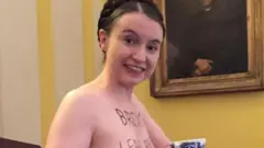 கேம்ப்ரிட்ஜ் பல்கலைக்கழக பேராசிரியான இவர் ஆடையில்லாமல் பொதுவெளியில் போராடுவது ஏன்?